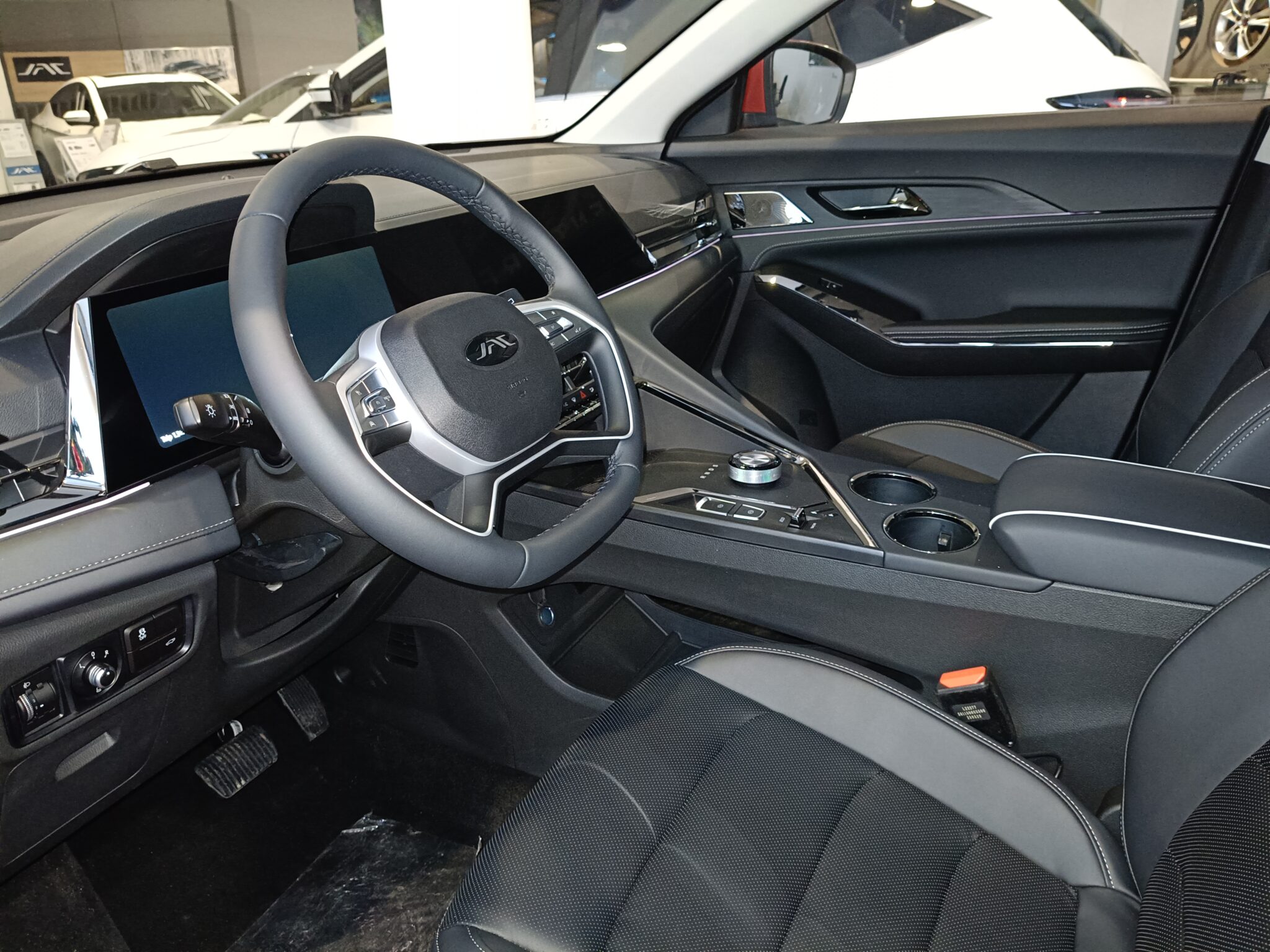 JAC JS8 PRO 1.5 175KM 2WD 7AT 7OS. 2025